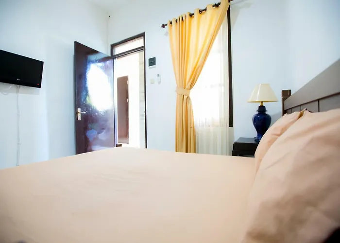 Pararaton Homestay Pensión 2*